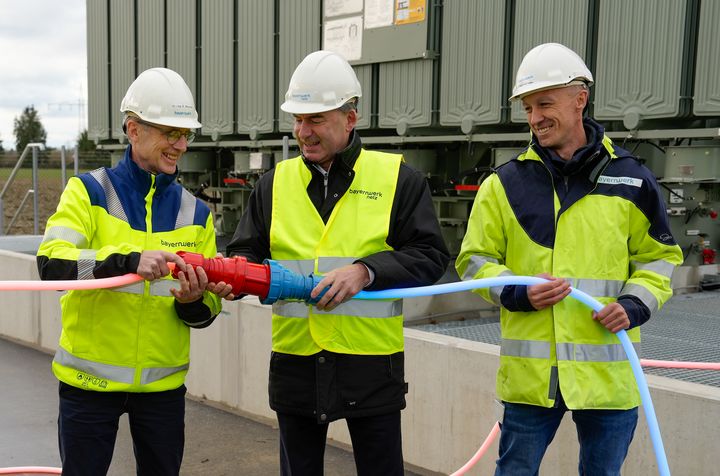 Bayerns Wirtschaftsminister Hubert Aiwanger (Mitte) nahm die neue Einspeisesteckdose mit Dr. Egon Westphal (Vorstandsvorsitzender Bayernwerk AG) und Thilo Hoffmann (Leiter Planung/Bau Umspannwerke &amp; Schaltstationen, Bayernwerk AG) in Niederviehbach in Betrieb.
StMWi: StMWi/K. Huber.