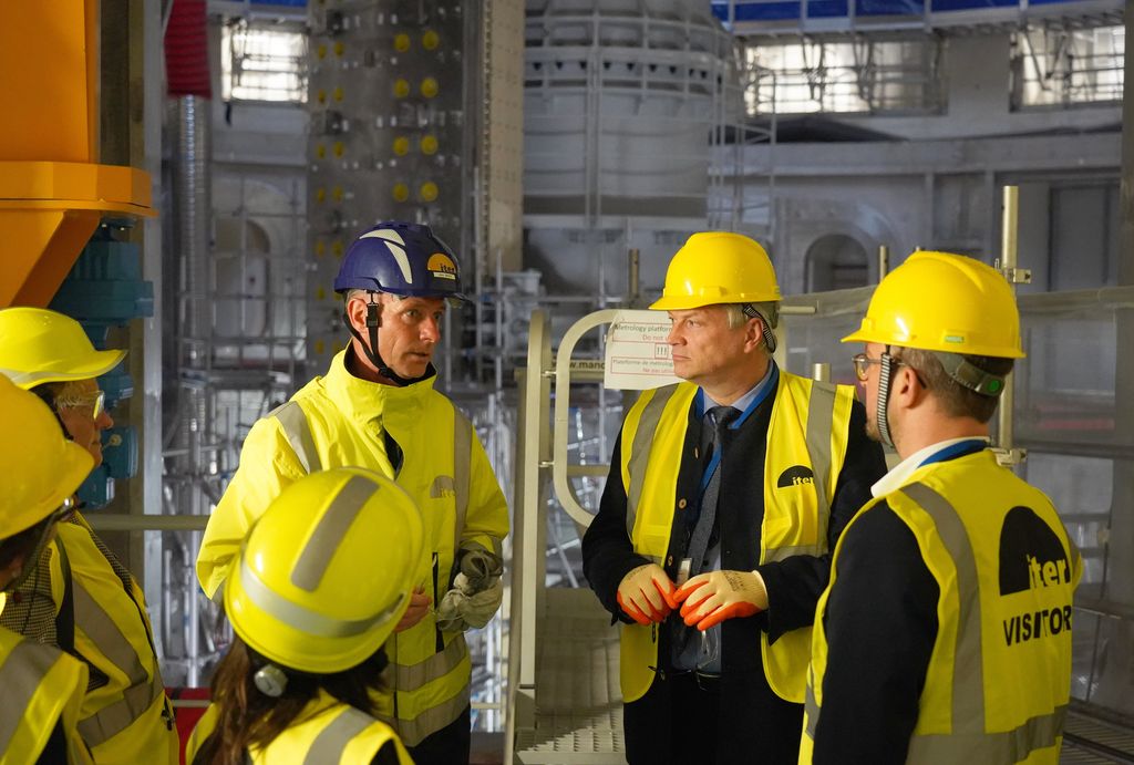 Staatssekretär Roland Weigert (2.v.r.) im Gespräch mit Jens Reich, Leiter der ITER-Abteilung "Ex-Vessel Delivery & Assembly". Foto: StMWi/T. Assenbrunner