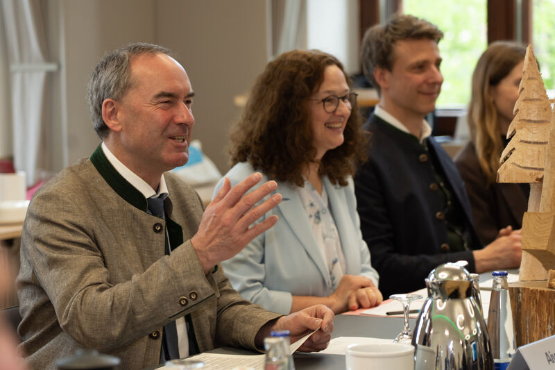 Bayerns Wirtschaftsminister Hubert Aiwanger beim Runden Tisch Holzenergie (Foto: StMWi)