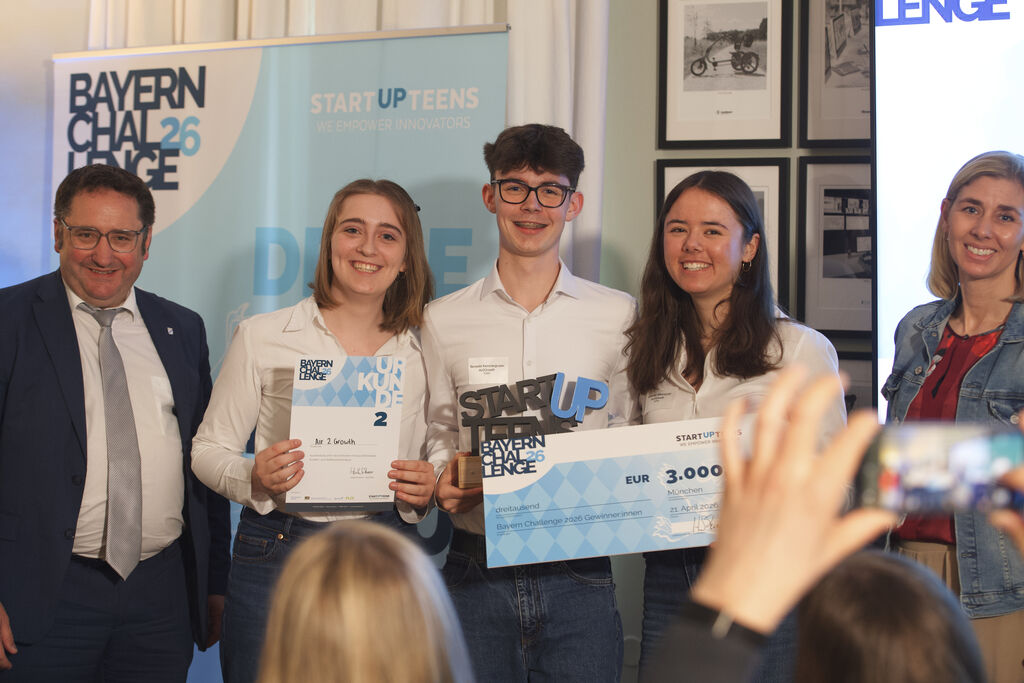 Bayerns Wirtschaftsstaatssekretär Tobias Gotthardt mit den Gewinnern des 2. Platzes bei der Startup Teens Bayern Challenge 2026.