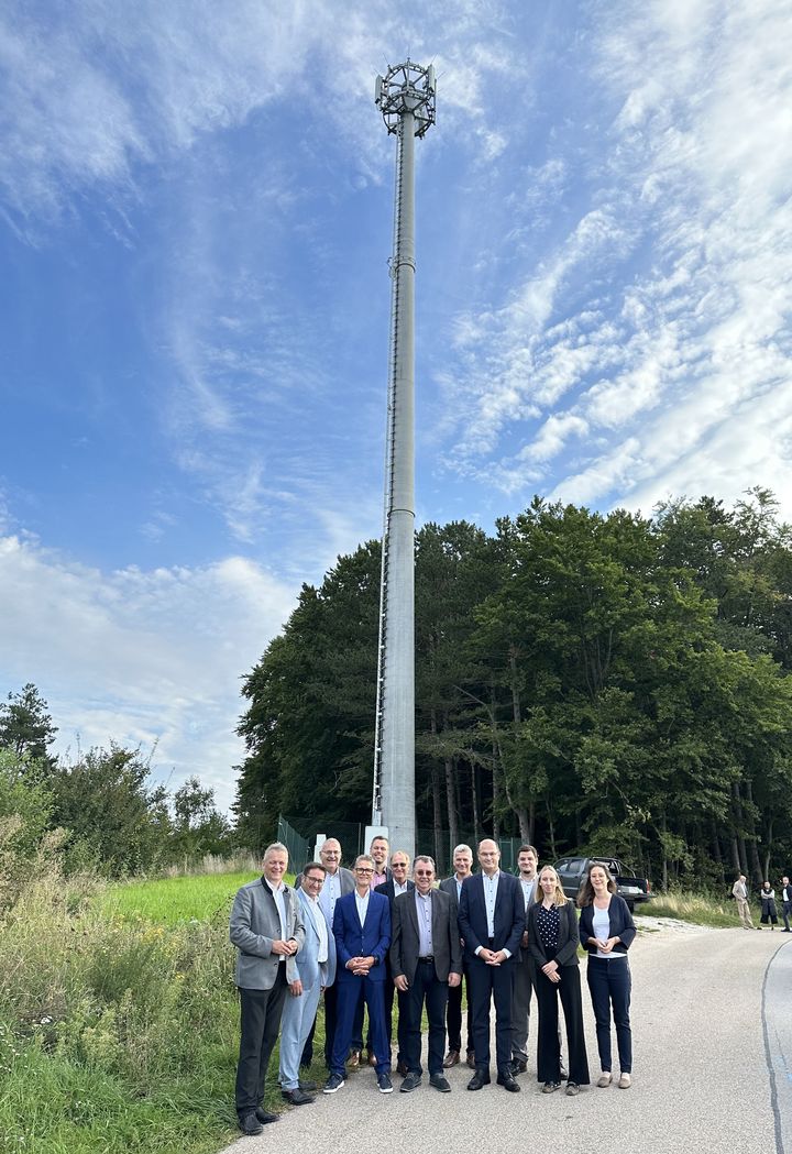 Der mit Mitteln aus dem bayerischen Mobilfunk-Förderprogramm errichtete Funkmast in Hohenfels ist offiziell in Betrieb gegangen. Foto: StMWi/T. Assenbrunner.