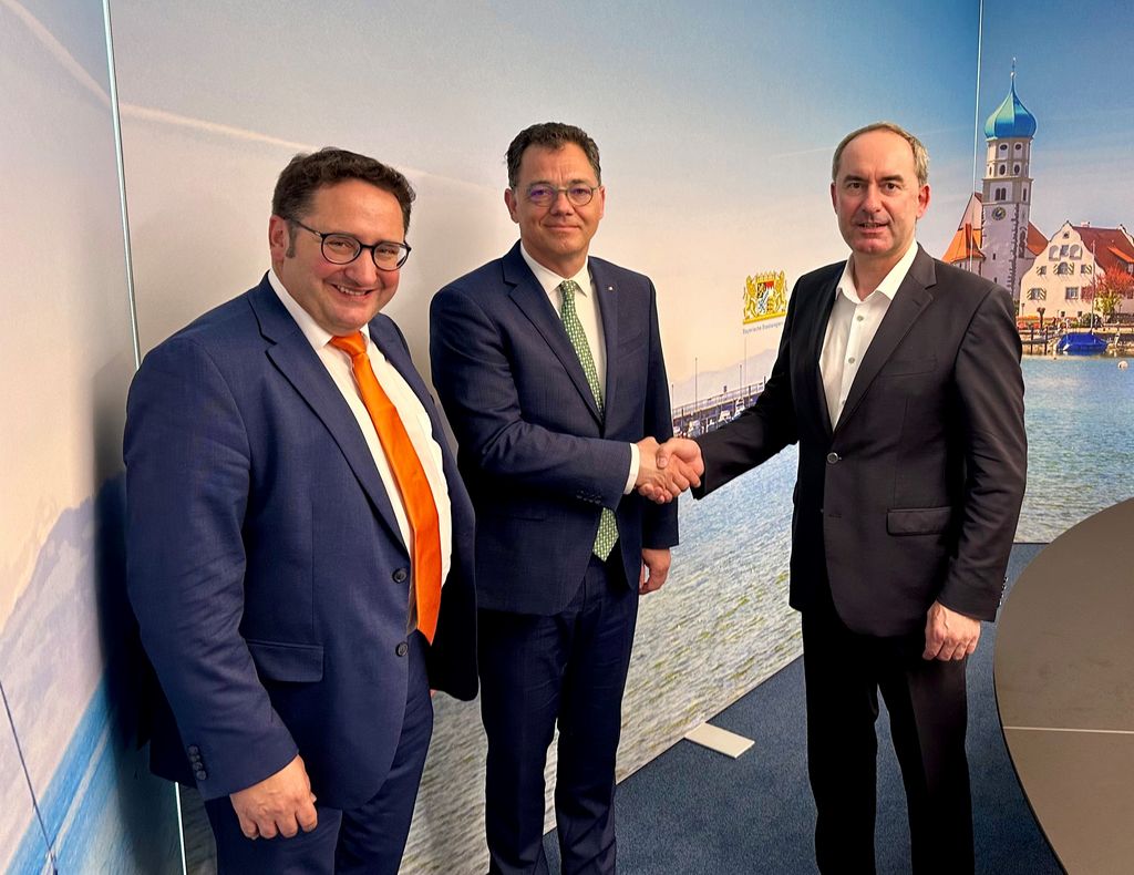 Bayerns Wirtschaftsminister Hubert Aiwanger und Wirtschaftsstaatssekretär Tobias Gotthardt trafen sich zu bilateralen Gesprächen mit Rumäniens Wirtschaftsminister Stefan-Radu Oprea. Foto: StMWi