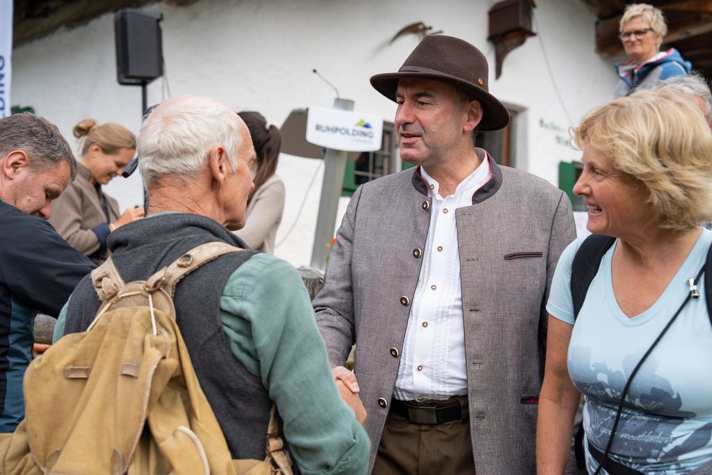 Bayerns Wirtschafts- und Jagdminister hat heute an der Hauptalmbegehung in Ruhpolding teilgenommen. Foto: StMWi/Bastian Brummer