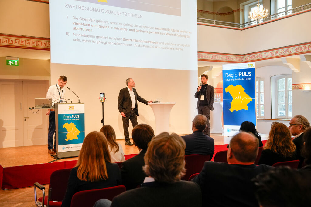 Bayerns Wirtschaftsminister Hubert Aiwanger (Mitte) sprach gemeinsam mit Moderator Dr. Peter Görgl (links) und Julian Menninger vom Beratungsunternehmen Z_punkt über die Zukunft des Regionalmanagements. 
Foto: StMWi/ K. Huber