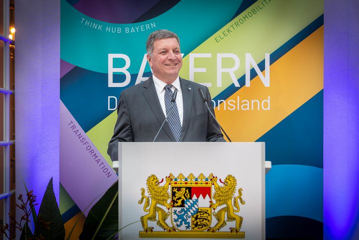 Der Bayerische Wirtschaftsminister Hubert Aiwanger und der Bayerische Verkehrsminister Christian Bernreiter laden zum Staatsempfang anlässlich der IAA MOBILITY 2023 ein.