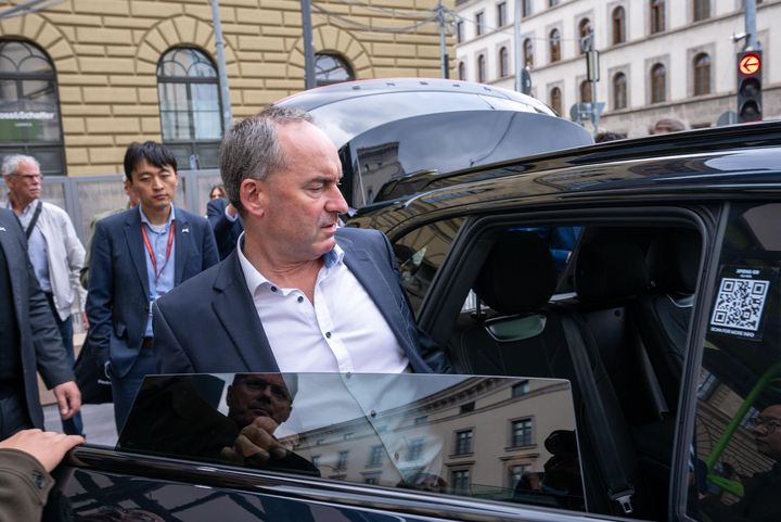 Bayerns Wirtschaftsminister Hubert Aiwanger besucht den IAA Open Space in München.