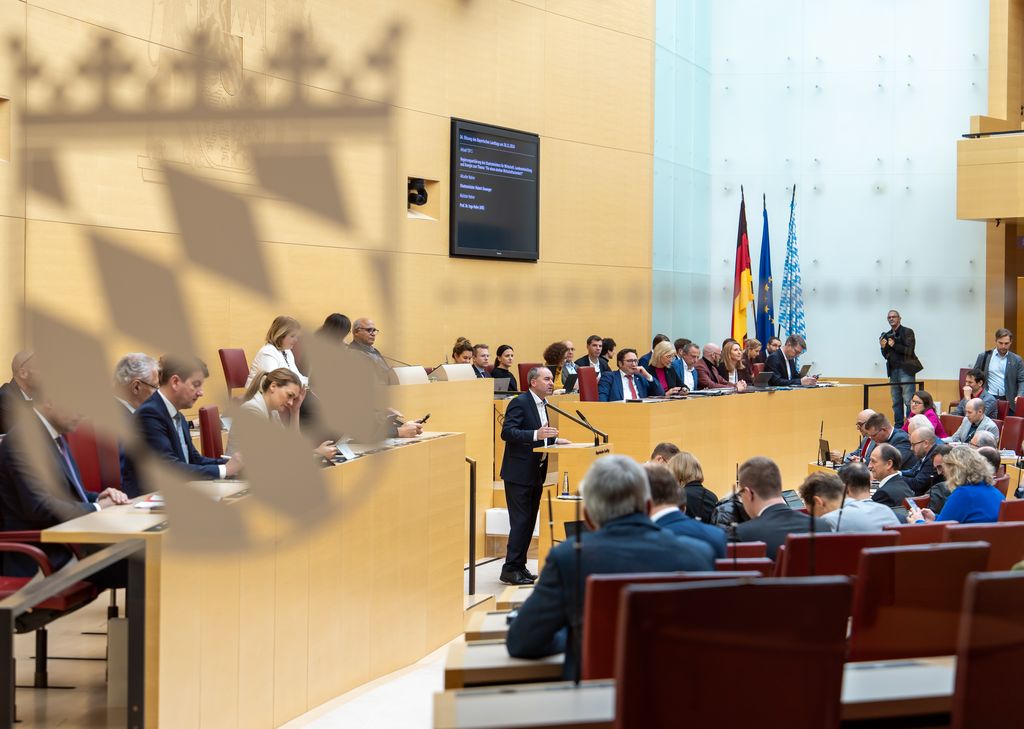 Bayerns Wirtschaftsminister Hubert Aiwanger bei der Regierungserklärung „Für einen starken Wirtschaftsstandort“ im Bayerischen Landtag.
