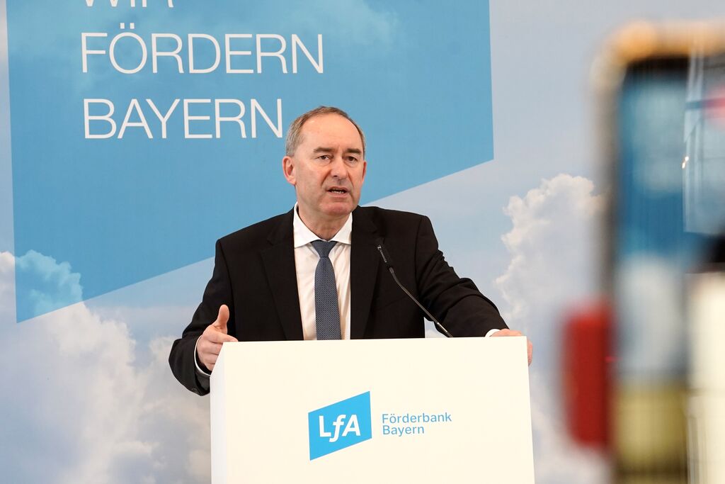 Wirtschaftsminister Hubert Aiwanger zieht positive Bilanz bei der LfA-Jahrespressekonferenz. Foto: StMWi.