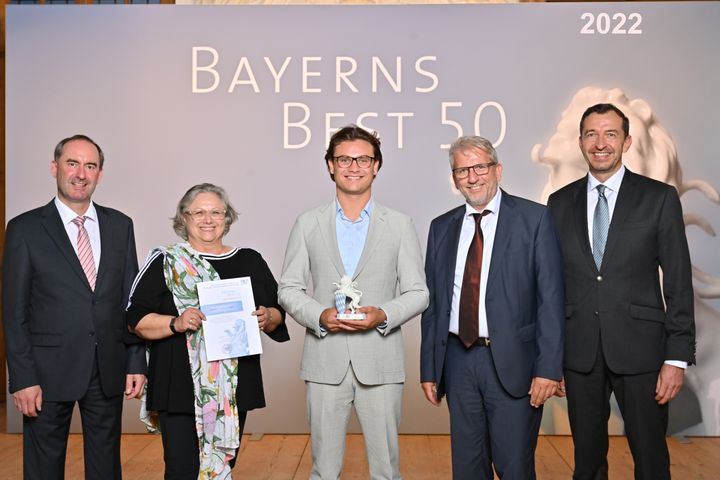 Bayerns Wirtschaftsminister Hubert Aiwanger (links) übergibt die Auszeichnung "Bayerns Best 50" an die Zambelli Holding GmbH.