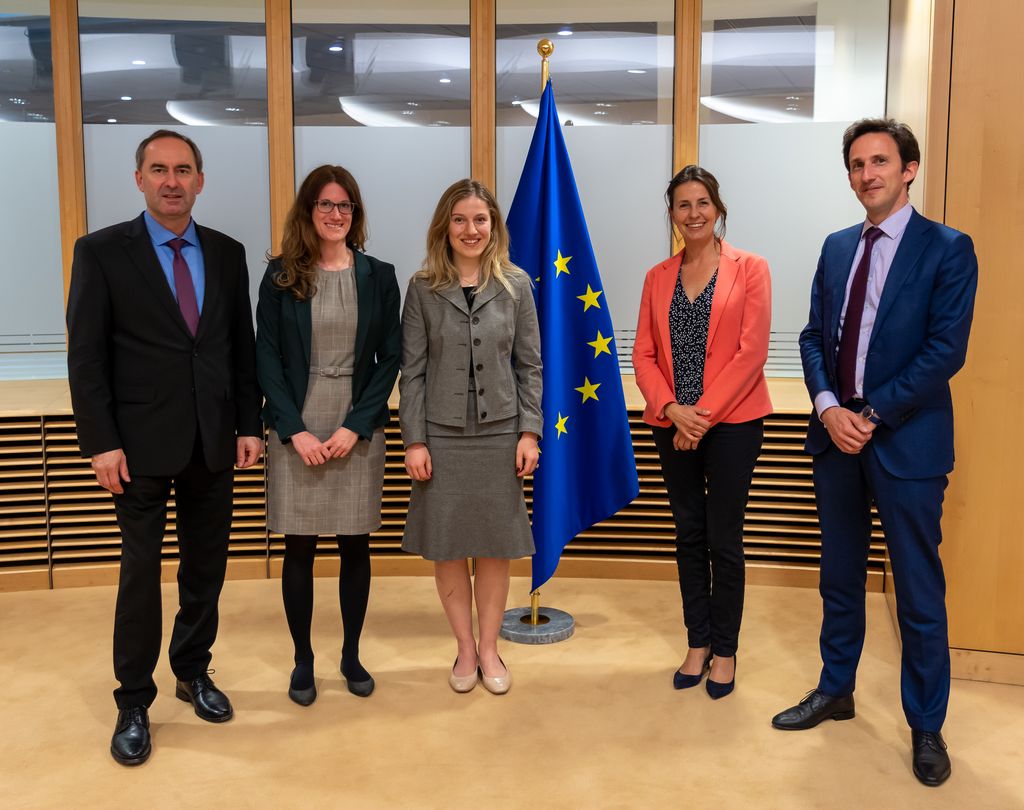 Von links: Bayerns Wirtschaftsminister Hubert Aiwanger, Jutta Schreiber (Bayerische Vertretung in Brüssel, Laura Jugel (Legal Officer), die stellvertretende Kabinettschefin Lucia Caudet und Fabrice Comptour, Kabinettsexperte für den European Chips Act. Foto: Elke Neureuther/StMWi