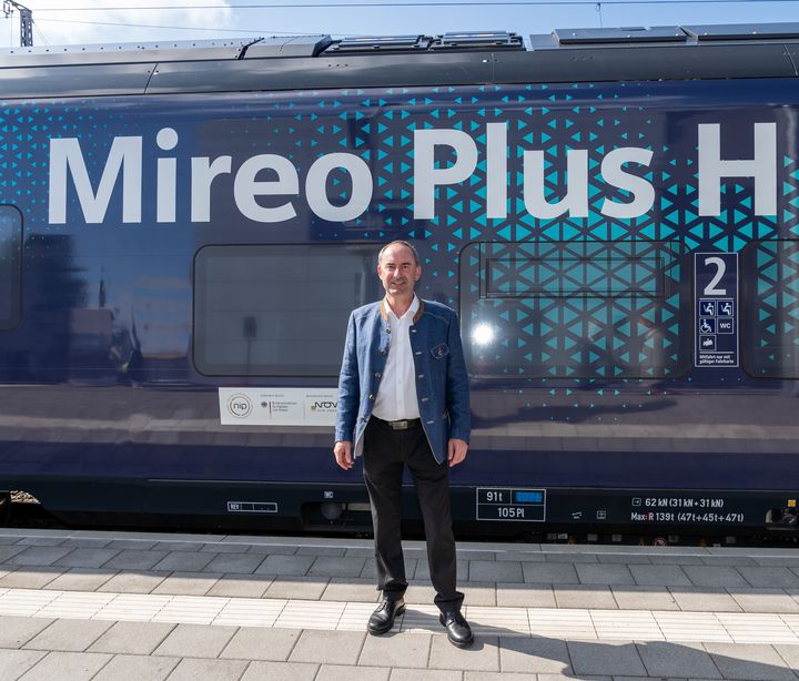 Bayerns Wirtschaftsminister Hubert Aiwanger vor dem ersten bayerischen Wasserstoff-Zug von Siemens. Foto: E. Neureuther/StMWi