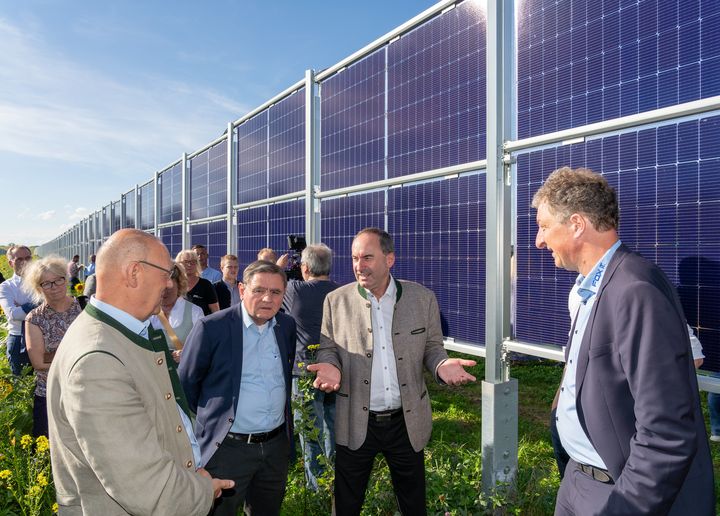 Einweihung der vertikal aufgeständerten Agri-PV-Anlage in Kirchweidach mit Wirtschaftsminister Hubert Aiwanger. Foto: StMWi/ E. Neureuther.