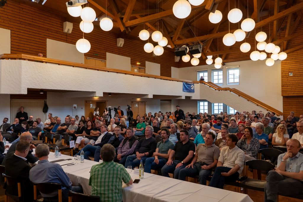 Voll besetzter Saal bei der Bürgerversammlung in Marktl. ©StMWi/Elke Neureuther