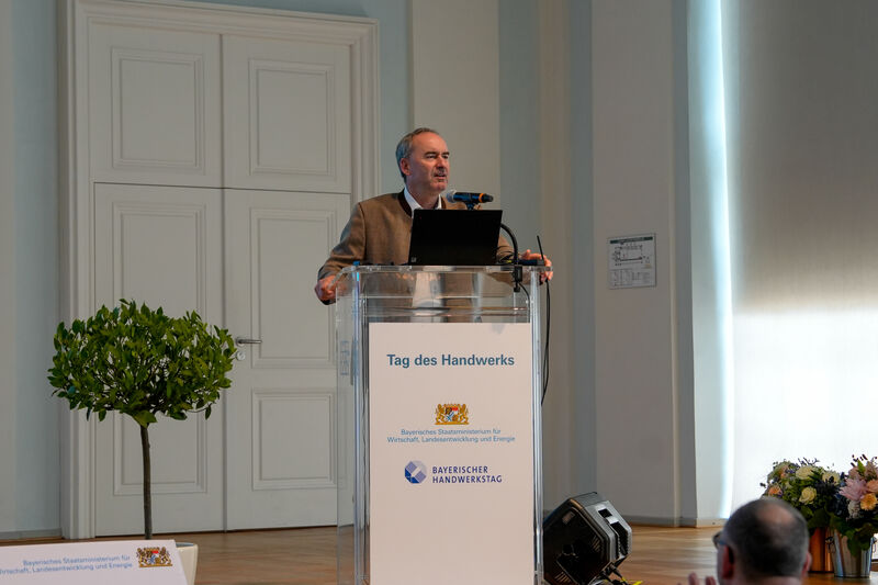 Wirtschaftsminister Aiwanger freute sich in seiner Rede über die steigenden Ausbildungszahlen im Handwerk. 
Foto: StMWi/ K. Huber