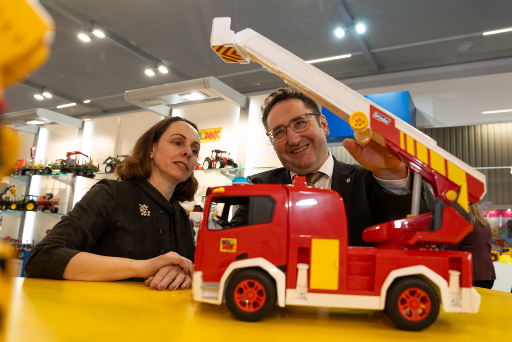 Impression vom Messerundgang Spielwarenmesse mit Staatssekretär Tobias Gotthardt