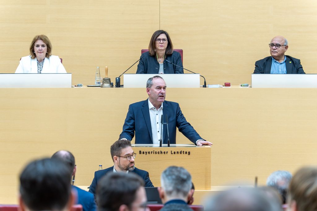 Bayerns Wirtschaftsminister Hubert Aiwanger bei der Regierungserklärung „Für einen starken Wirtschaftsstandort“ im Bayerischen Landtag.