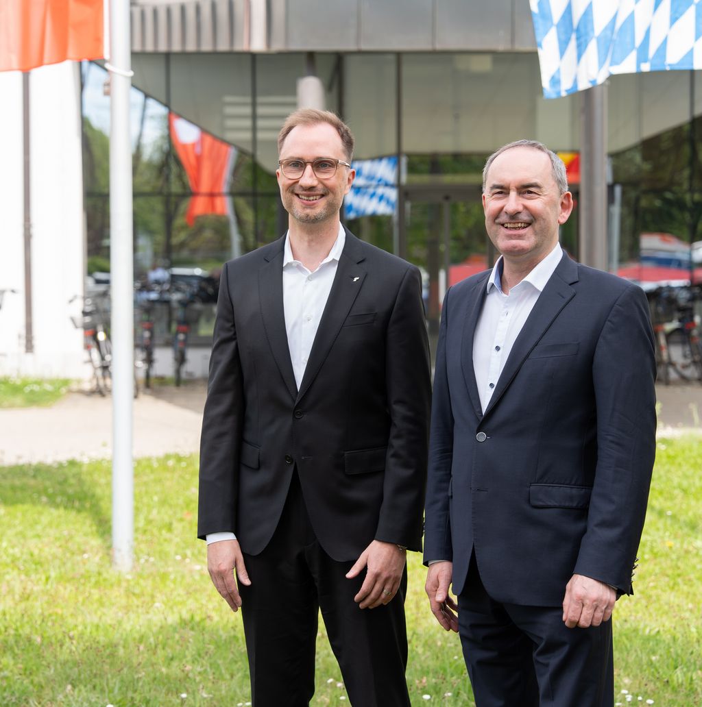 Bayerns Wirtschaftsminister Hubert Aiwanger hat heute die Nitrochemie Aschau GmbH in Aschau am Inn besucht und dabei erneut die Bedeutung der Sicherheits- und Verteidigungsindustrie für die bayerische Wirtschaft betont. Das Bild zeigt Minister Aiwanger gemeinsam mit Nitrochemie-CEO Pascal Schreyer-Elting. Foto: StMWi/Bastian Brummer