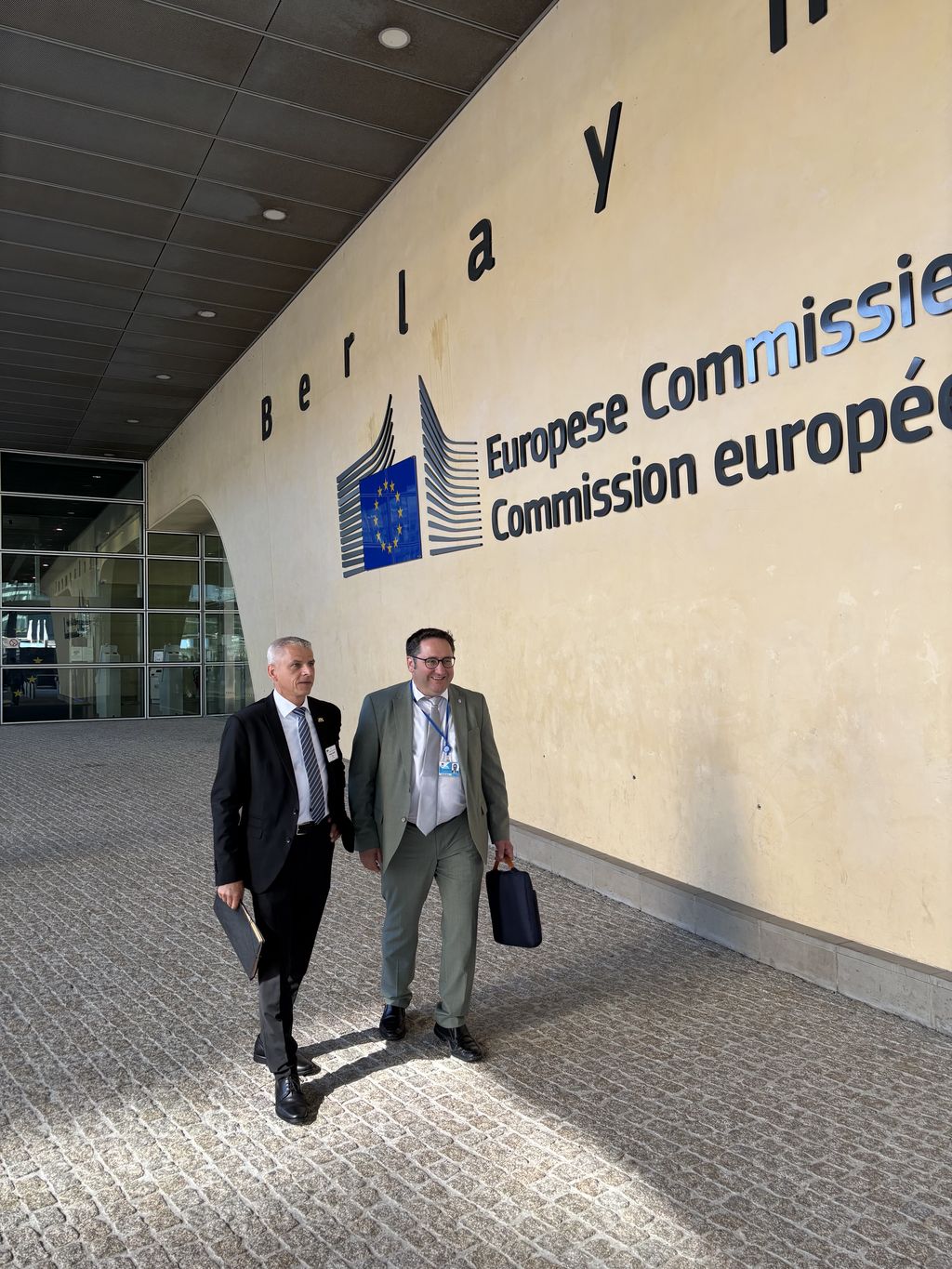 Die beiden Staatssekretäre vor dem Gebäude der EU-Kommission in Brüssel. Quelle: Wirtschaftsministerium BW