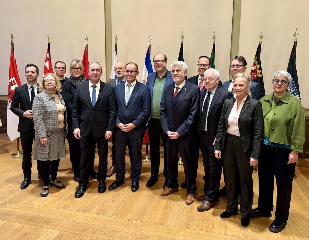 Bayerns Wirtschafts- und Energieminister Hubert Aiwanger hat bei der 6. Energieministerkonferenz (ENMK) in Stralsund eine schnelle Klärung der Flächenziele für den Ausbau der Windenergie gefordert. Foto: StMWi