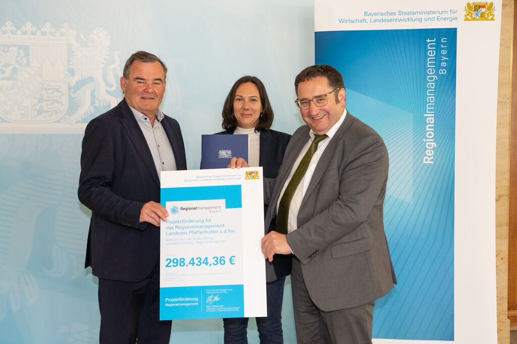 Bayerns Wirtschaftsstaatssekretär Tobias Gotthardt Vertretern der Regionalinitiative Pfaffenhofen an der Ilm heute eine Förderurkunde überreicht. Das Bild zeigt (v.l.n.r.): Albert Gürtner, Landrat des Landkreises Pfaffenhofen an der Ilm, Dr. Marion Kühn, Innovations- und Transfermanagerin im Kommunalunternehmen Strukturentwicklung Landkreis Pfaffenhofen an der Ilm und Staatssekretär Tobias Gotthardt. Foto: StMWi/Bastian Brummer