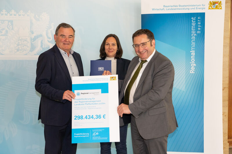 Bayerns Wirtschaftsstaatssekretär Tobias Gotthardt Vertretern der Regionalinitiative Pfaffenhofen an der Ilm heute eine Förderurkunde überreicht. Das Bild zeigt (v.l.n.r.): Albert Gürtner, Landrat des Landkreises Pfaffenhofen an der Ilm, Dr. Marion Kühn, Innovations- und Transfermanagerin im Kommunalunternehmen Strukturentwicklung Landkreis Pfaffenhofen an der Ilm und Staatssekretär Tobias Gotthardt. Foto: StMWi/Bastian Brummer