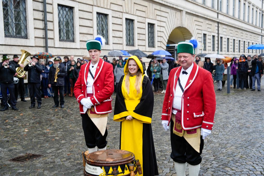 Der Bayerische Wirtschaftsminister Hubert Aiwanger begrüßt die Original Münchner Schäfflertanzgruppe. 