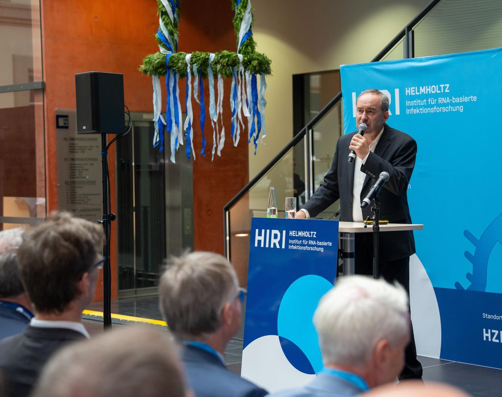 Bayerns Wirtschaftsminister Hubert Aiwanger beim Richtfest des Neubaus des Helmholtz-Instituts für RNA-basierte Infektionsforschung in Würzburg.