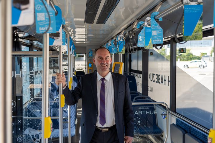 Vorstellung der Wasserstoff-Shuttlebusse auf der IAA. Foto: StMWi/E. Neureuther.