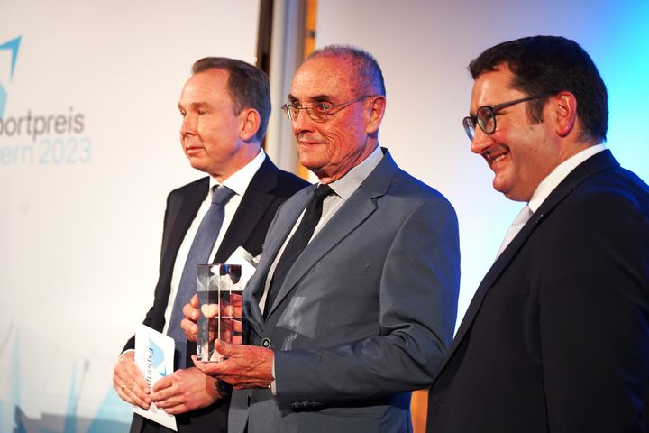 KRP Mechatec aus Garching erhielt den Exportpreis in der Kategorie Dienstleistung. Foto (v. l. n. r.): Ronald Hager (Laudator; Niederlassungsleiter Rödl &amp; Partner), Markus Reindl (Geschäftsführer KRP), Wirtschaftsstaatssekretär Tobias Gotthardt. (Foto: StMWi / P. Hof)