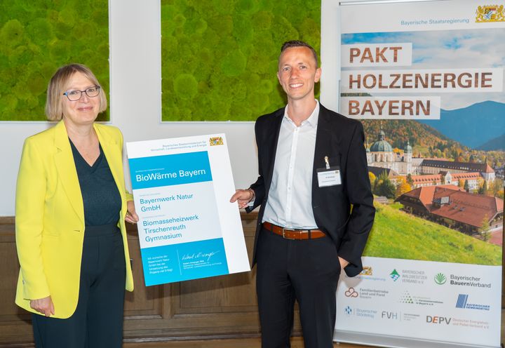 In Tirschenreuth soll das bestehende Schulzentrum mit Turnhalle und Hallenbad mit Wärme aus einem neuen Biomasseheizkessel versorgt werden. Dieses Vorhaben wird über das Förderprogramm &quot;BioWärme Bayern&quot; gefördert. Das Bild zeigt: Amtschefin im Wirtschaftsministerium Dr. Sabine Jarothe und Dr. Nick Seeger, Geschäftsführer der Bayernwerk Natur GmbH. Foto: StMWi/Bastian Brummer