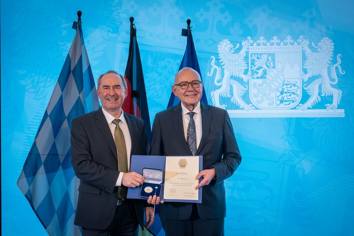 Bayerns Wirtschaftsminister Hubert Aiwanger verleiht die Staatsmedaille für besondere Verdienste um die bayerische Wirtschaft.