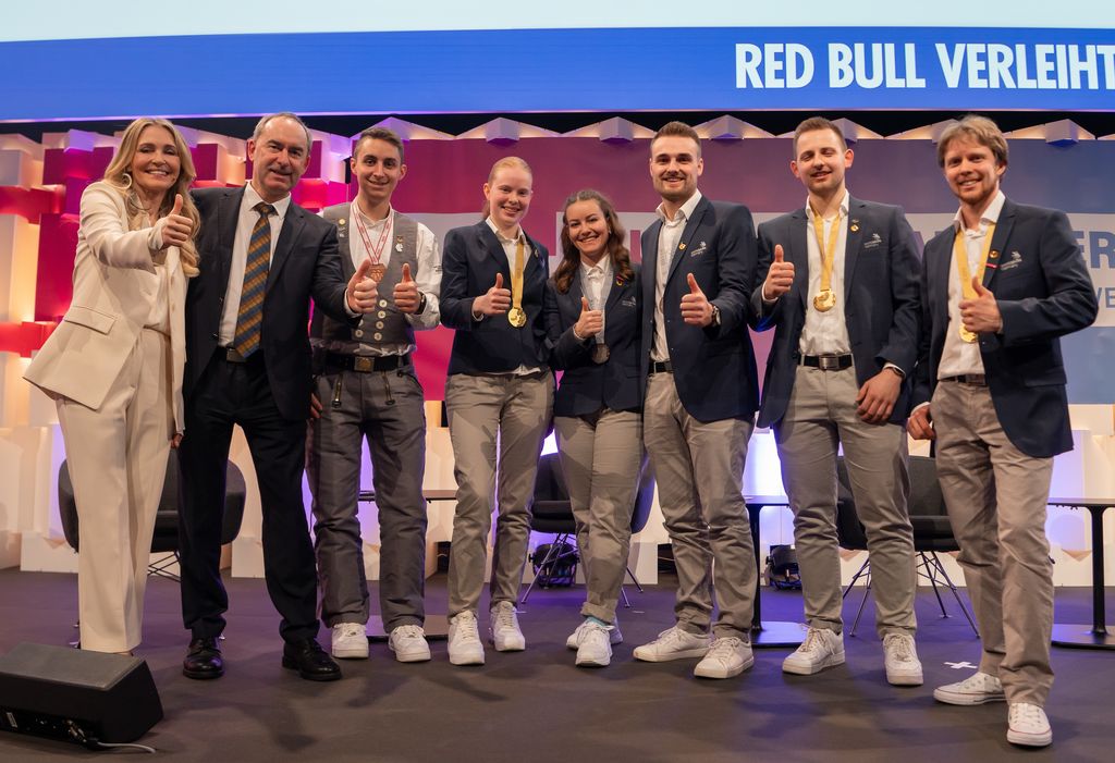 Bayerns Wirtschaftsminister Hubert Aiwanger mit den Gewinnern von EuroSkills (Foto: StMWi/B. Brummer)