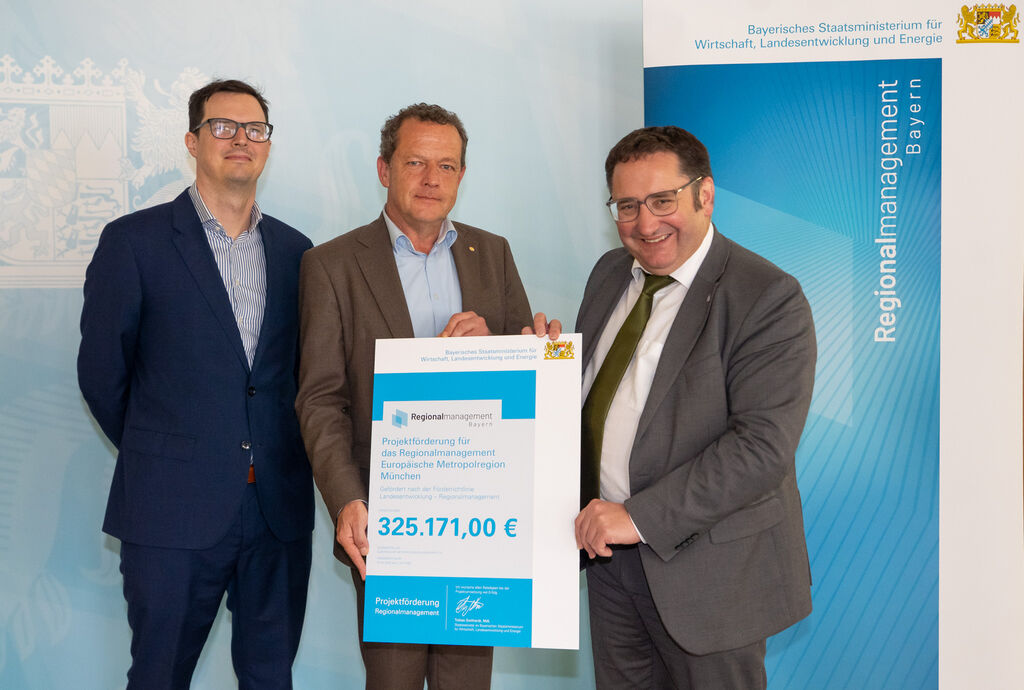 Bayerns Wirtschaftsstaatssekretär Tobias Gotthardt hat heute im Wirtschaftsministerium eine Förderurkunde an Vertreter der Europäischen Metropolregion München (EMM) überreicht. Das Bild zeigt (v.l.n.r.): Severin Göhl, Referent für Mobilität, Klimaschutz, Umwelt; EMM-Geschäftsführer Wolfgang Wittmann und Staatssekretär Tobias Gotthardt. Foto: StMWi/Bastian Brummer