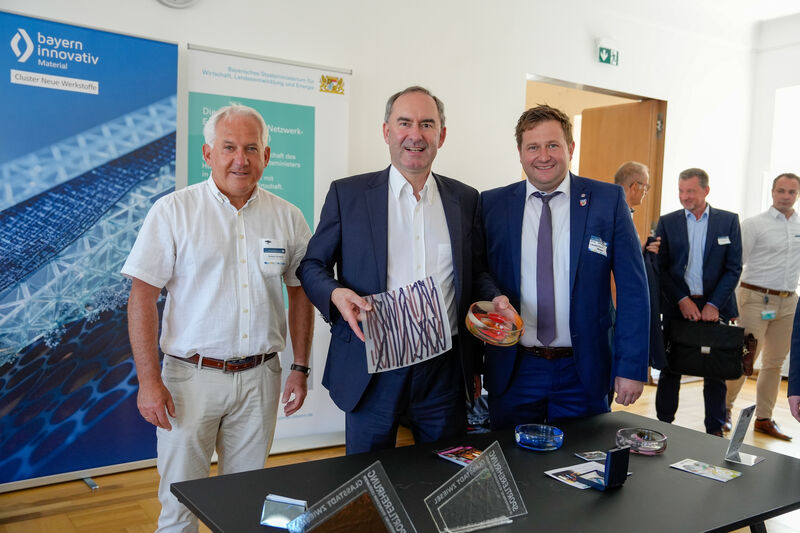 Bayerns Wirtschaftsminister Hubert Aiwanger (Mitte) begutachtete gemeinsam mit Herbert Unnasch (l.), Geschäftsführer der Gründerwerkstatt Glas Zwiesel, und dem stv. Landrat des Landkreises Regen, Andreas Eckl, einige mitgebrachte Ausstellungsstücke. 
Foto: StMWi/ K. Huber