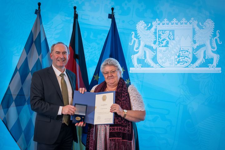 Bayerns Wirtschaftsminister Hubert Aiwanger verleiht die Staatsmedaille für besondere Verdienste um die bayerische Wirtschaft.