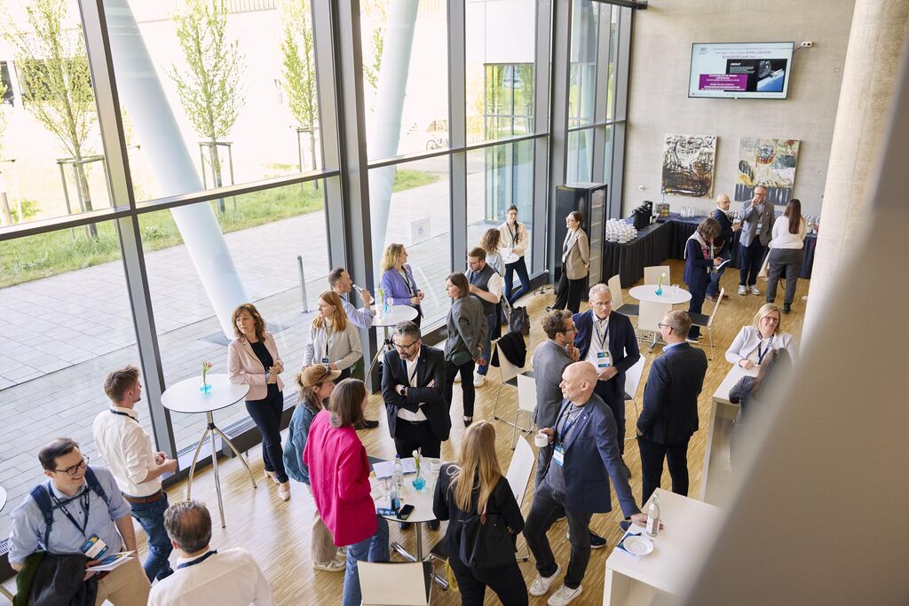 Impressionen von der Veranstaltung „Regio.PULS - Die Region im Wandel – vernetzt und lebenswert!“ in Augsburg mit Bayerns Wirtschaftssekretär Tobias Gotthardt.