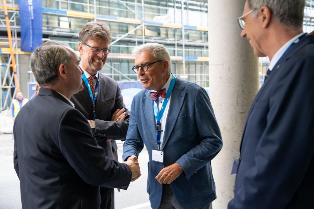 Impressionen des Bayerischen Staatsministers Hubert Aiwanger beim Richtfest auf dem Medizin-Campus Würzburg.