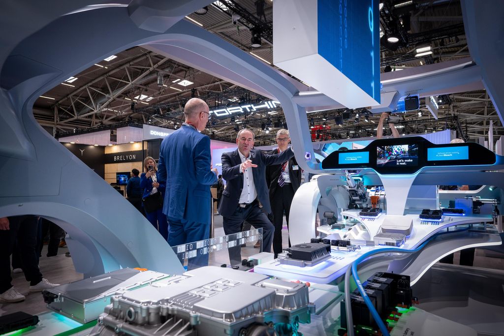 Impressionen des IAA Rundgangs mit Bayerns Wirtschaftsminister Hubert Aiwanger.