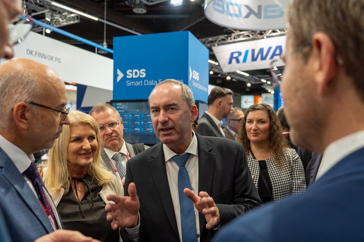 Bayerns Wirtschaftsminister Hubert Aiwanger traf Vertreter bayerischer Kommunen auf der KOMMUNALE 2025. Foto: Aneta Ufert/StMWi