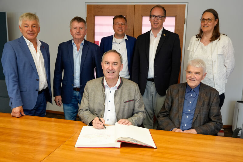 Beim Besuch bei der Firma Bachl trug sich Wirtschaftsminister Hubert Aiwanger ins Goldene Buch des Marktes Röhrnbach ein. Mit dabei: Röhrnbachs Bürgermeister Leonhard Meier (v. l.), die beiden Bachl-Geschäftsführer Walter Eibl und Michael Küblböck, Landtagsabgeordneter Martin Behringer, Karl Bachl und Gesellschafterin Christine Bachl.
Foto: StMWi/ K. Huber