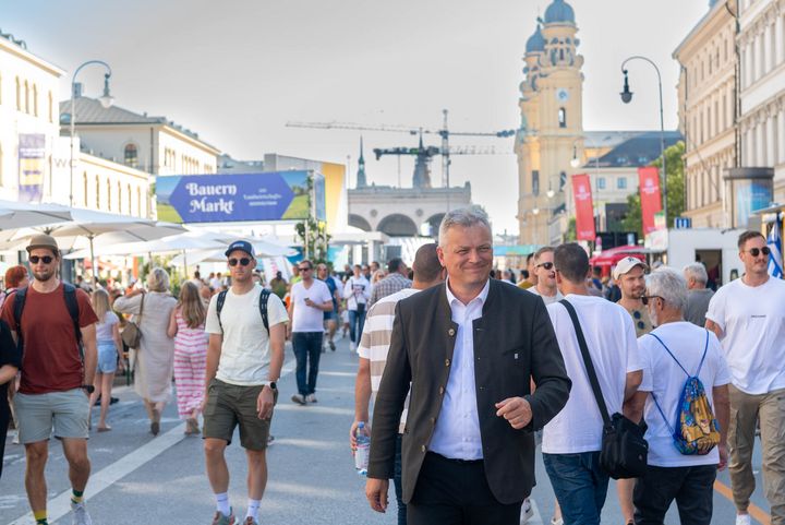 Bayerns Wirtschaftsstaatssekretär Roland Weigert besucht die IAA MOBILITY 2023 