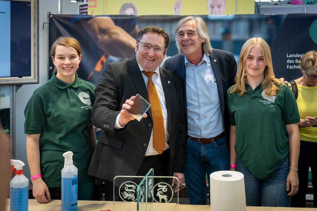 Bayerns Wirtschaftsstaatssekretär Tobias Gotthardt bei dem Messerundgang anlässlich der IHM 2026. 