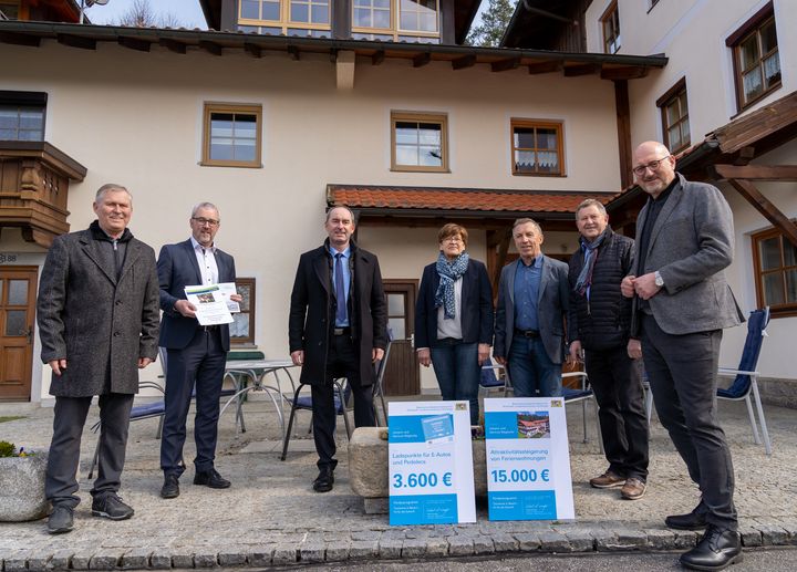 Wirtschaftsminister Hubert Aiwanger übergibt die Förderurkunden an Familie Weghofer. Foto: StMWi/Elke Neureuther