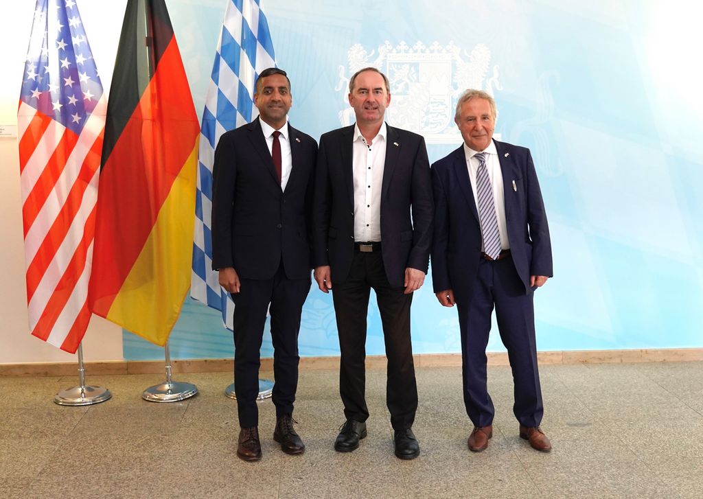 Von links: Tejpaul Bhatia (Chief Revenue Officer, Axiom Space), Wirtschaftsminister Hubert Aiwanger und Bernardo Patti (Berater Axiom Space). Foto: StMWi