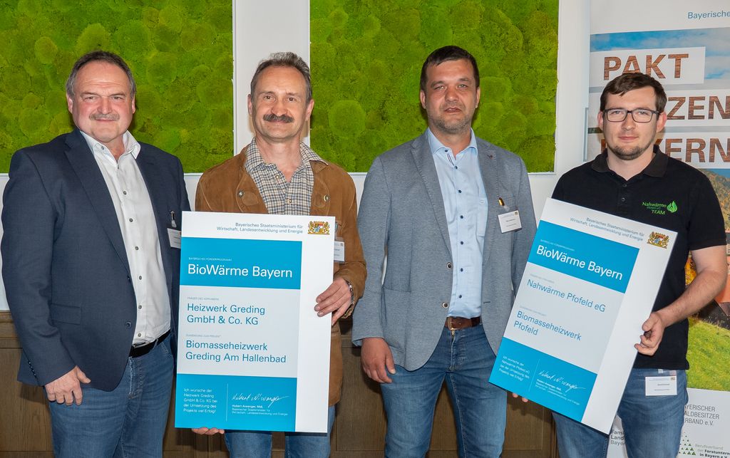 Aus Mittelfranken erhielten die Verantwortlichen für die Projekte "Biomasseheizwerk Pfofeld" und "Biomasseheizwerk Greding am Hallenbad" Förderurkunden. Foto: StMWi/Bastian Brummer