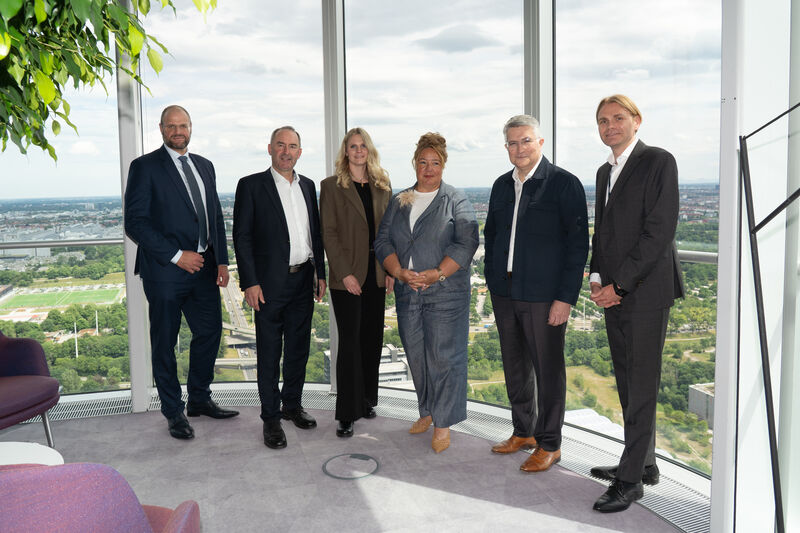 Wirtschaftsminister Hubert Aiwanger mit Santiago Argelich Hesse, CEO von Telefonica Deutschland; zweiter von rechts), Valentina Daiber (Vorstandsmitglied und Head of Legal Telefónica Deutschland; Mitter rechts), Christian Groeneveld (Senior Government Relations Manager von Telefonica Deutschland; rechts), Reinhard Humplmair (Leiter Ministerbüro; links) und Diana Tränker (Stv. Referatsleiterin IuK-Wirtschaft, Telekommunikation; Mitte links). Foto: StMWi