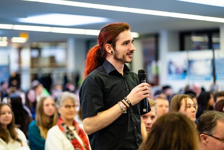 Bayerns Wirtschaftsstaatssekretär Roland Weigert war zu Gast bei der Auftaktveranstaltung in der Berufsschule Lauingen.