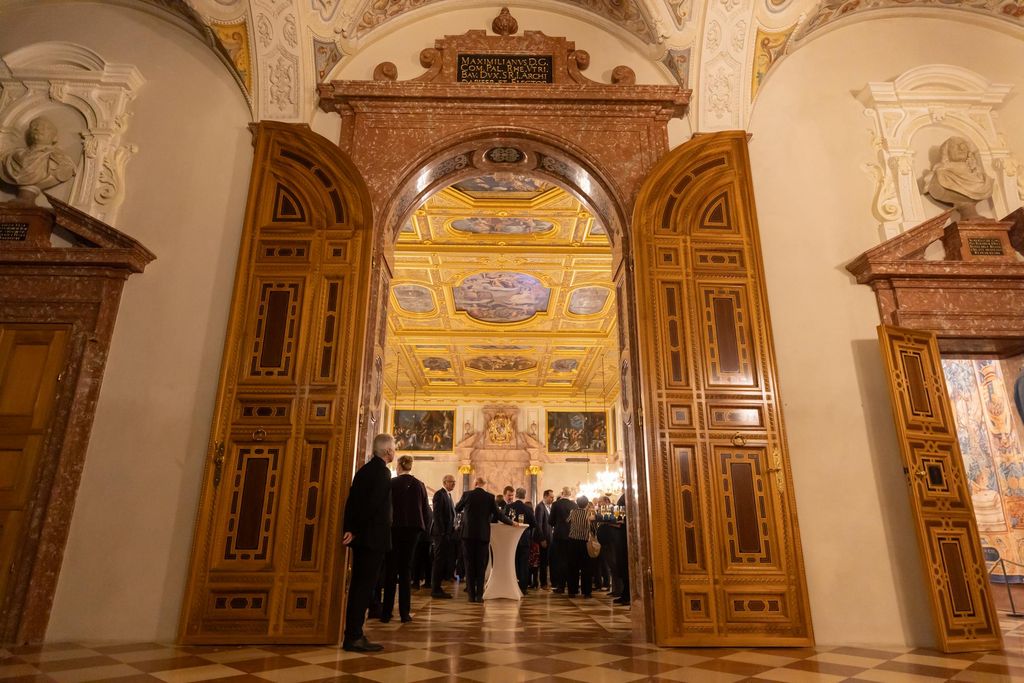 Bayerns Wirtschaftsstaatssekretär Tobias Gotthardt lädt zu einem Empfang anlässlich der Investoren- und Technologiekonferenz FusionX:Global.