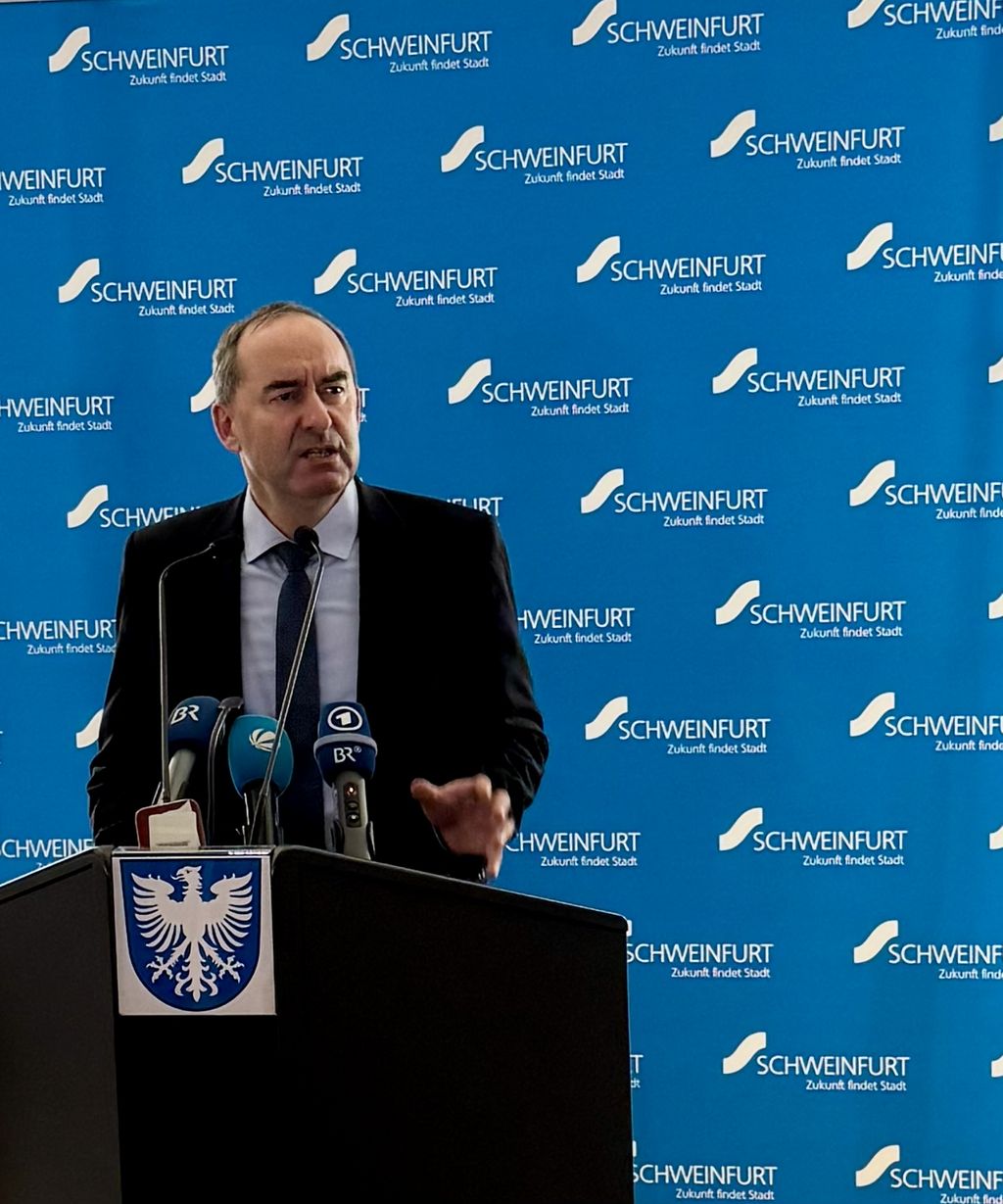 Staatsminister Hubert Aiwanger erläuterte das Wirtschafts-"Kraftpaket" für die Region Schweinfurt. Foto: StMWi