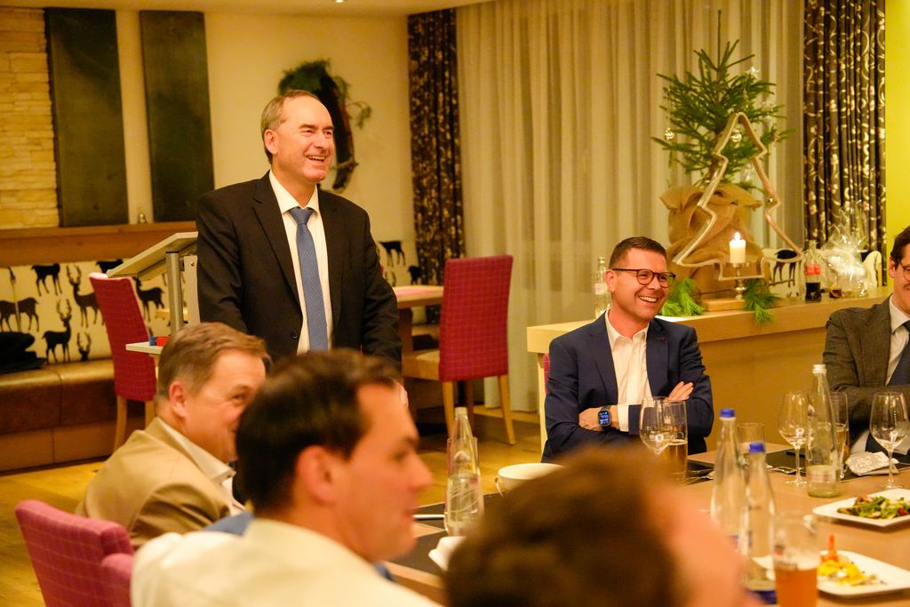 Suchte gezielt den Austausch: Bayerns Wirtschaftsminister Hubert Aiwanger im Gespräch mit lokalen Wirtschaftsvertretern. 
Foto: StMWi/ K. Huber